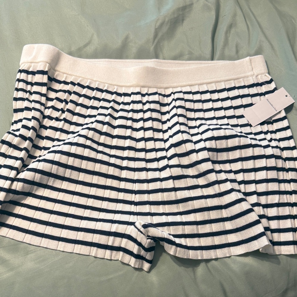 NWT Abercrombie & Fitch White and Navy Striped High-Waist Knit Shorts